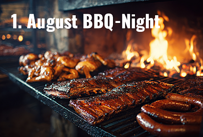 Verschiedene Fleischstücke im Feuer auf einem Smoker