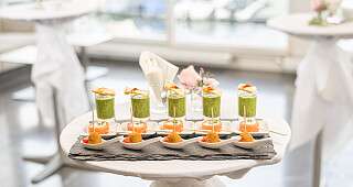 Bankett Apérohäppchen Apérohäppchen auf einem Stehtisch schön angerichtet