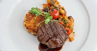 Bankett Hauptgang Hauptgang mit Fleisch, Kartoffelgratin und Gemüse schön angerichtet