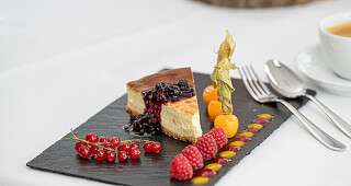 Bankett Dessert Cheesecake auf Schieferplatte mit Früchtegarnitur