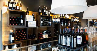 Grosses Weinangebot in verschiedenen Preisklassen Weingalerie mit vielen verschiedenen Weinflaschen