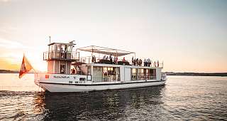 Festschiff LS Stäfa Catering auf dem Zürichsee Festschiff LS Stäfa Catering auf dem Zürichsee