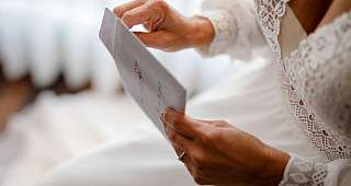 Wedding Getting Ready in the hotel room_Photo by Mischa Baettig