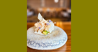 Knusprige Reisgalette mit geröstetem Rosenkohl, süss-saurem Teriyaki-Schaum und Katsuobushi
