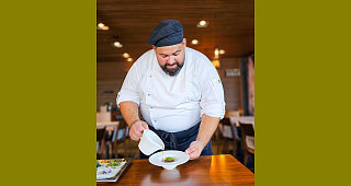 Portrait von Domenico, er präsentiert in Sojasauce marinierter Thunfisch mit Kalbfleischsauce, Sardellenmayonnaise und Kapernpulver
