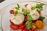 Burratina e insalata di pomodorini