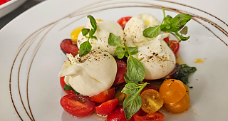 Burratina e insalata di pomodorini