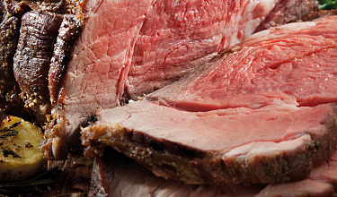 Rosa gebratener Rindshohrücken auf Tranchierbrett