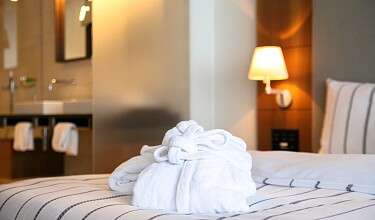 Gros plan sur un peignoir de bain dans une chambre d&#039;hôtel, sur le lit