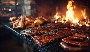 Verschiedene Fleischarten im Feuer auf dem Smoker