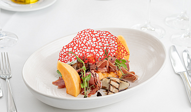 Gastronomieangebot Bankett Schön angerichtete Vorspeise mit Melone und Rohschinken