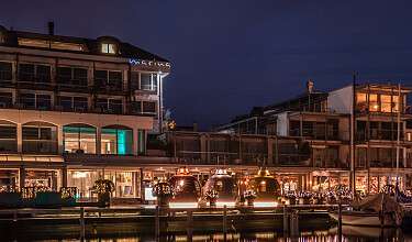 Weihnachtliche Marina Lachen