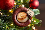 Blutwurst mit KI als Weihnachtsbaumkugel dargestellt