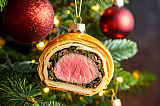 Beef Wellington mit KI als Weihnachtsbaumkugel dargestellt