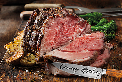 Rosa gebratener Rindshohrücken auf Tranchierbrett