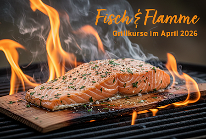 Rohes Stück Rindfleisch auf Holzplatte mit Garnitur