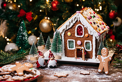 Maison en pain d&#039;épices sur fond de Noël