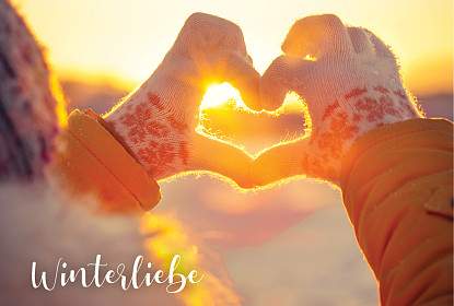 Aussenansicht der Marina Lachen inklusive Hafen, abends im Winter mit vielen Lichtern