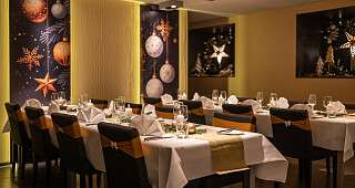 Weihnachtlicher dekorierter Bankettraum