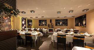 Weihnachtlich dekorierter Bankettraum