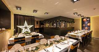 Weihnachtlich dekorierter Bankettraum